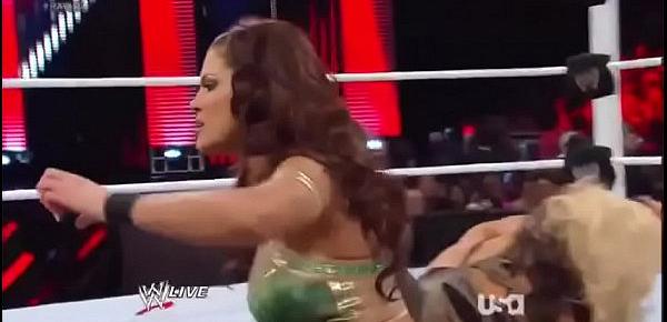  Kaitlyn vs Eve Torres in a Divas Championship match. Raw 2013.